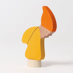 Grimm's Steckfigur Herbstzwerg, der Herbstzwerg trägt warme Gelb- und Orangetöne