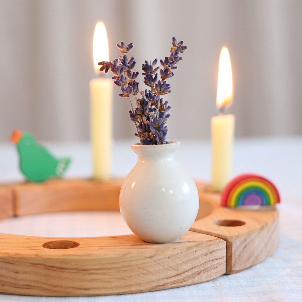 Grimm's Stecker Vase weiß aus Keramik, die kleine weiße Vase aus Keramik wird wie eine Steckfigur in den Festtagsring gesteckt