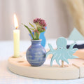Grimm's Stecker Vase blau aus Keramik, die kleine blaue Vase aus Keramik wird wie eine Steckfigur in den Festtagsring gesteckt