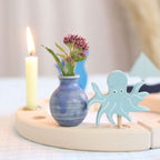 Grimm's Stecker Vase blau aus Keramik, die kleine blaue Vase aus Keramik wird wie eine Steckfigur in den Festtagsring gesteckt