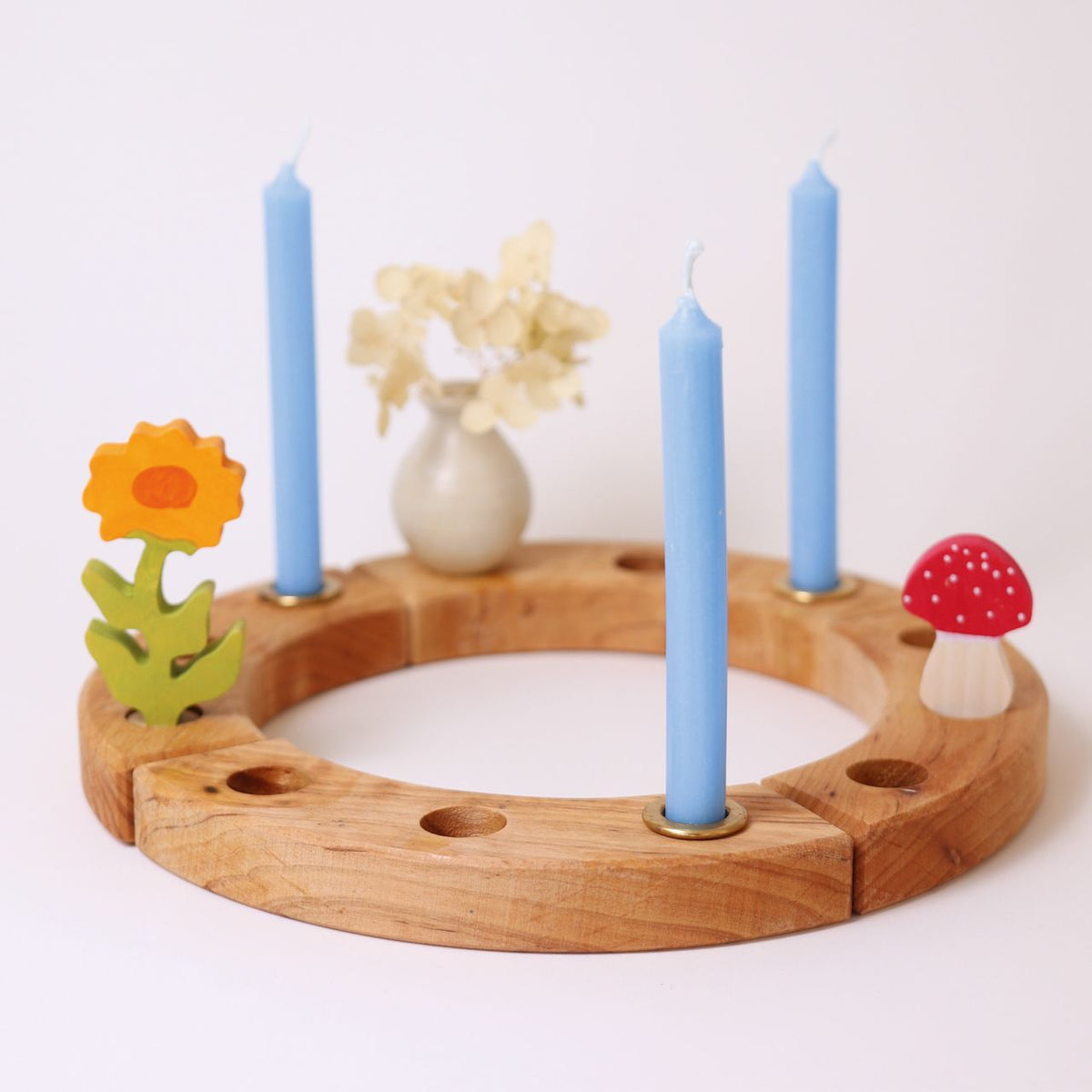Grimm's Bienenwachs-Kerzen Hellblau 10 Prozent, 12 Stück, die zwölf handgefertigten Kerzen sind in Hellblau gehalten und bestehen zu 10 Prozent aus Bienenwachs