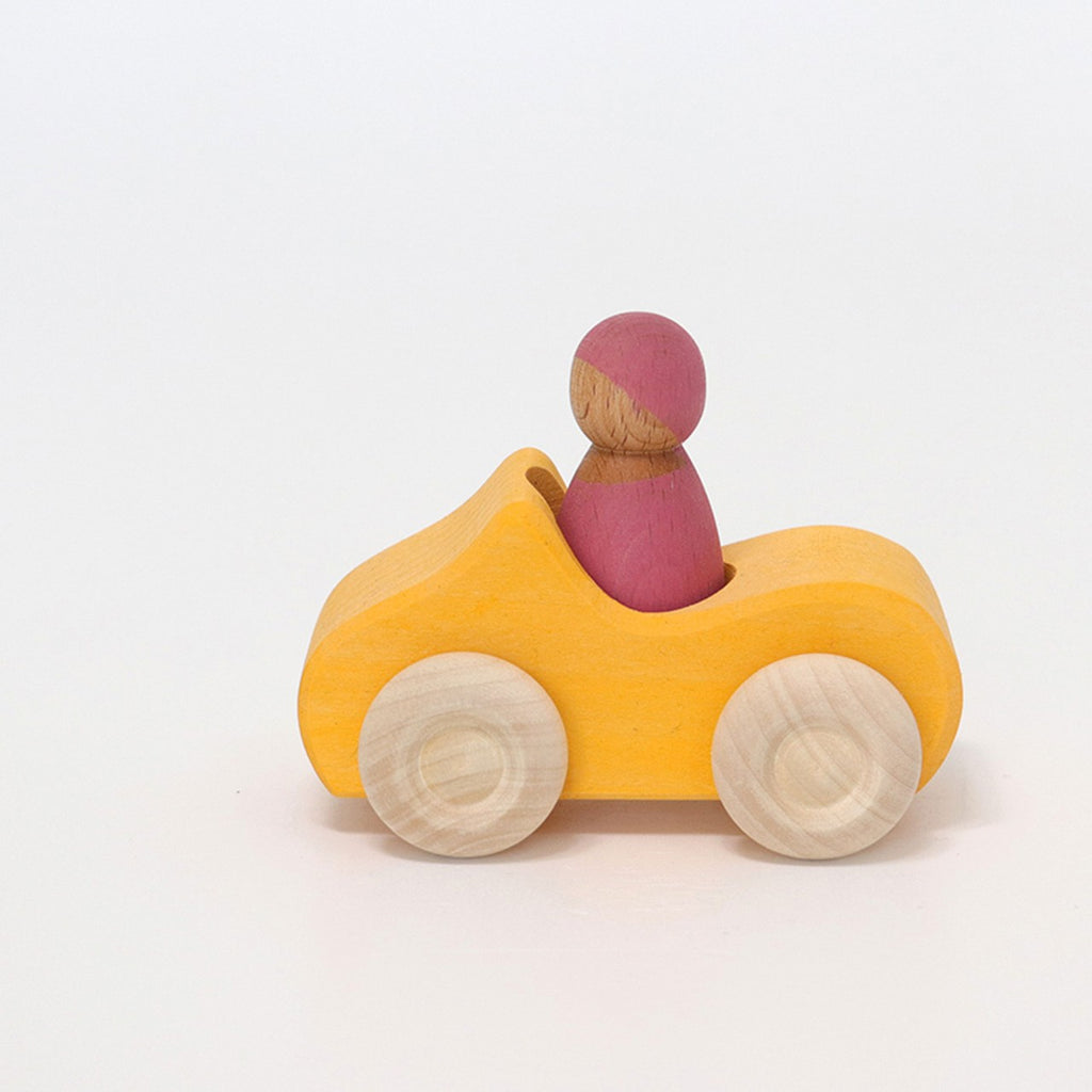 Grimm's Kleines Cabrio Gelb, das kleine Cabrio ist ein schlichtes Holzauto mit einem Holzmännchen als Fahrer