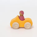 Grimm's Kleines Cabrio Gelb, das kleine Cabrio ist ein schlichtes Holzauto mit einem Holzmännchen als Fahrer