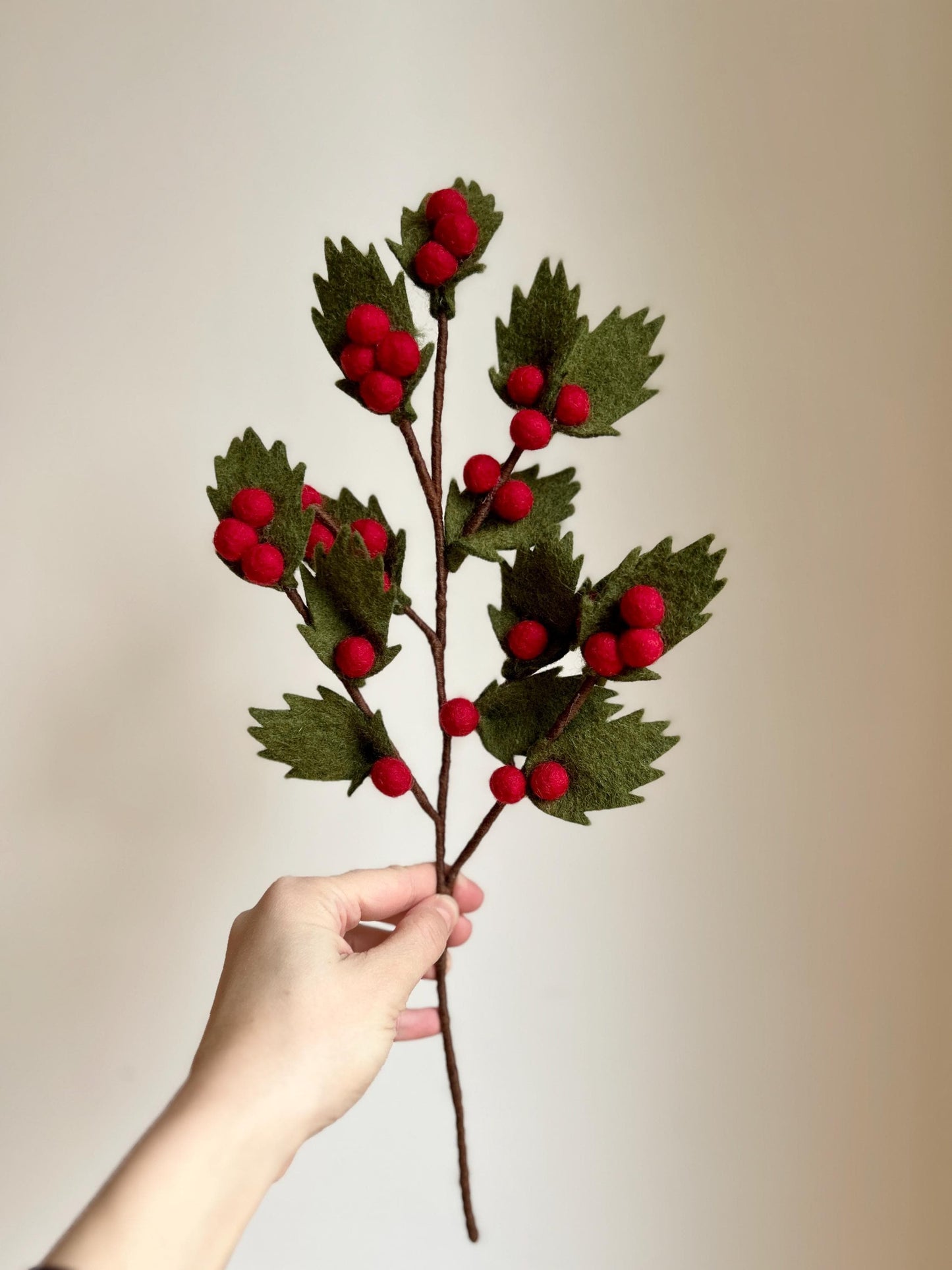 Filzdekoration - Ast mit roten Beeren