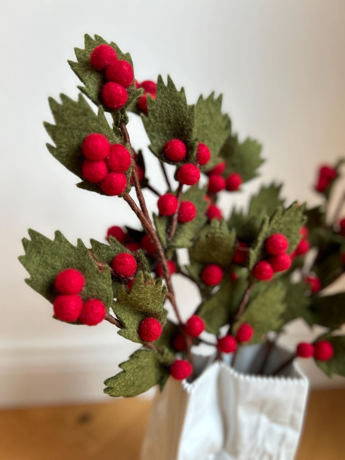 Filzdekoration - Ast mit roten Beeren