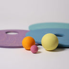 Grimm's x Stapelstein Kullerscheiben Cool Pastell, das Set und Stapelstein enthält drei Kullerscheiben in kühlen Pastelltönen mit verschieden großen Löchern und drei Holzkugeln
