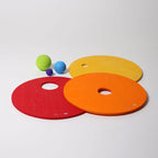 Grimm's x Stapelstein Kullerscheiben Warm Classic, das Set und Stapelstein enthält drei Kullerscheiben in warmen Farben mit verschieden großen Löchern und drei Holzkugeln