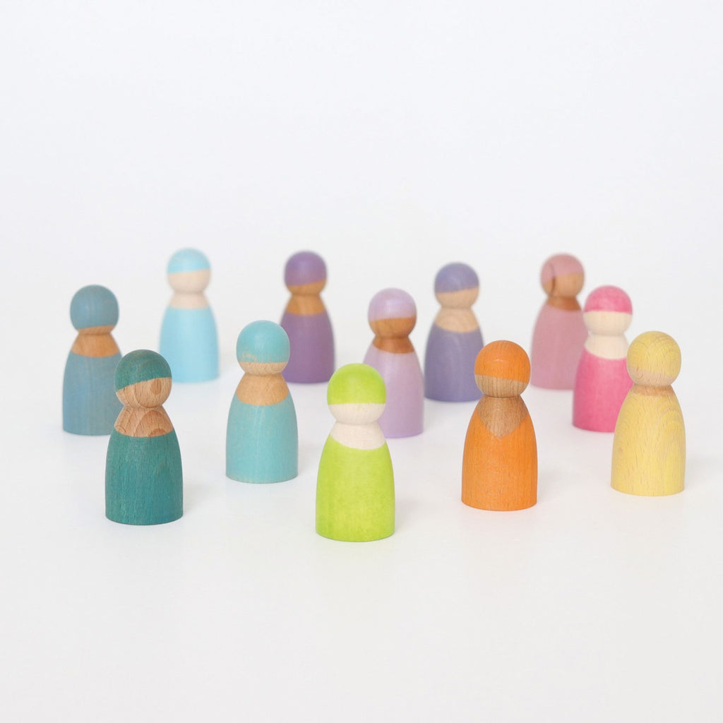 Grimm's Regenbogenfreunde Pastell, 12 Holzfiguren, die zwölf Regenbogenfreunde sind schlichte Holzfiguren ohne festgelegten Gesichtsausdruck