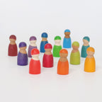 Grimm's Regenbogenfreunde, 12 Holzfiguren, die zwölf Regenbogenfreunde sind schlichte Holzfiguren ohne festgelegten Gesichtsausdruck