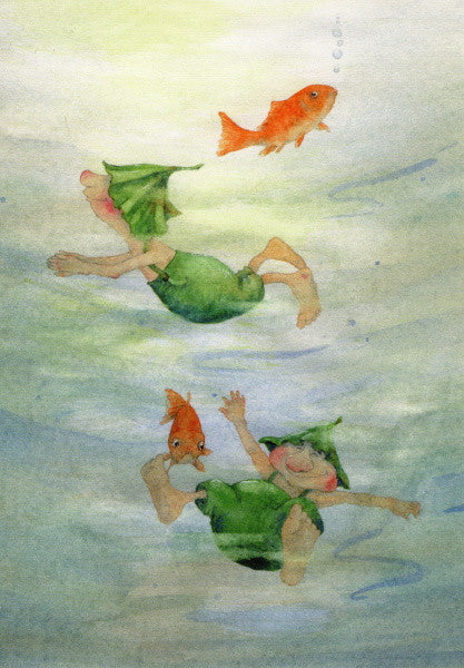 Postkarte Giesbert schwimmt und taucht von Daniela Drescher A6, zwei Wichtel mit grünen Blattmützen tauchen mit Goldfischen im Wasser