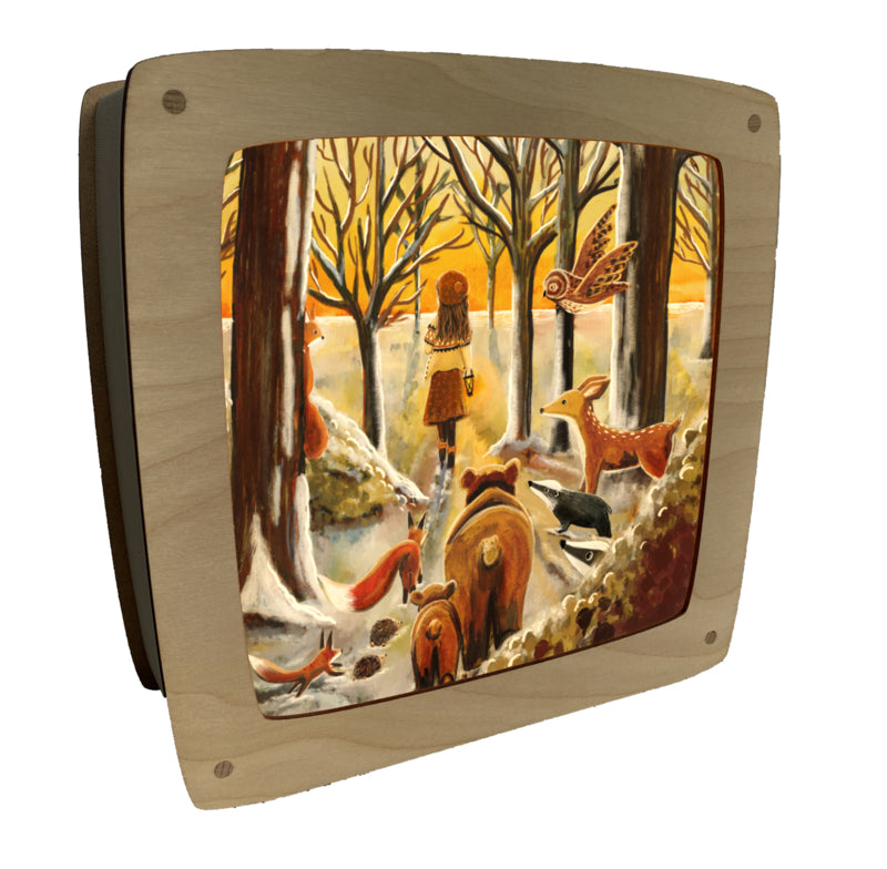 Motiv Flüstern des Waldes von Esther Bennink für die magische Lampe: Kind mit Bär, Fuchs, Reh, Dachs und Eule im verschneiten Wald bei goldenem Licht