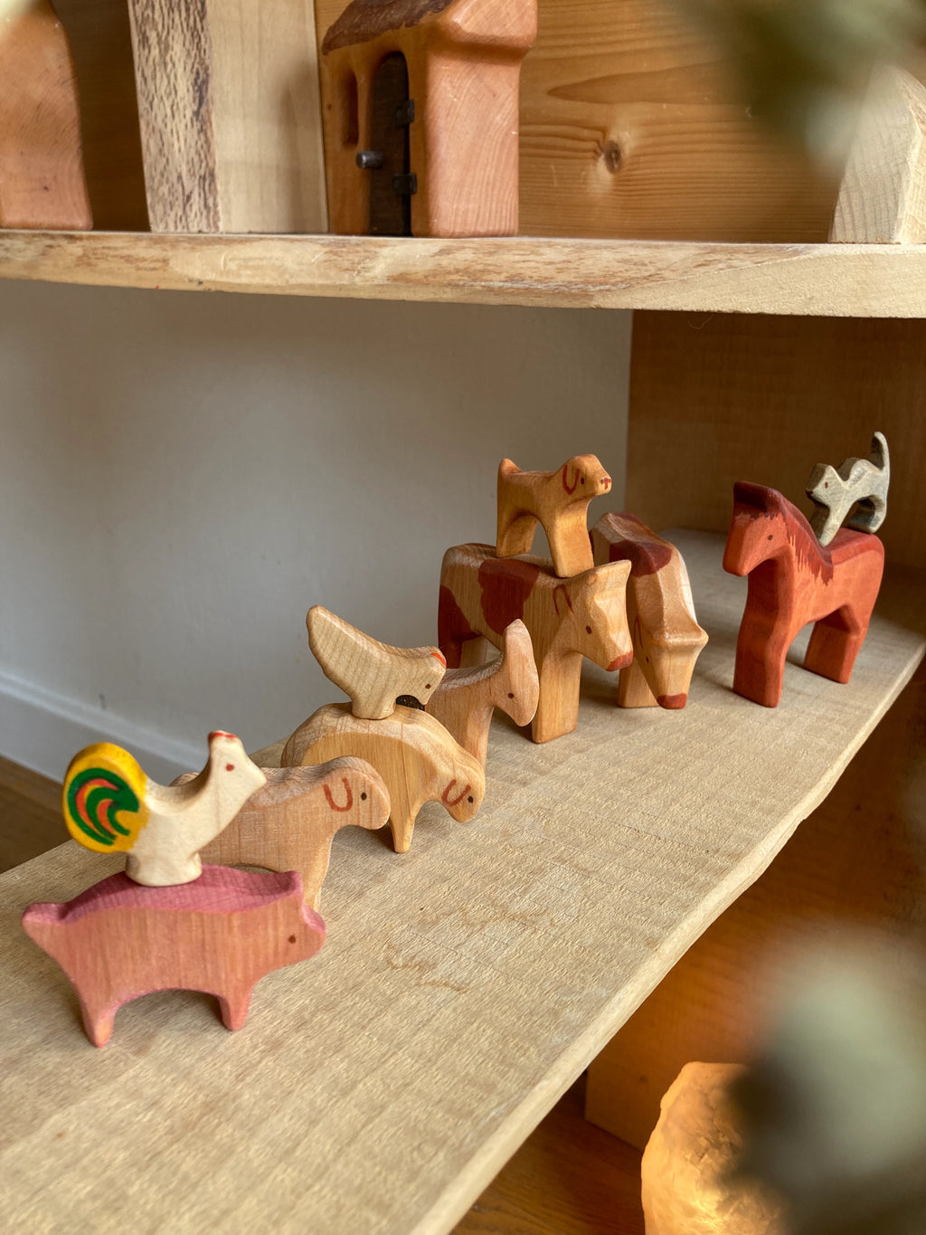 Holztiere Bauernhof 11-teilig von Decor Spielzeug, alle Tiere auf einem Regalbrett