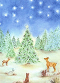 Postkarte Winterwald von Baukje Exler A6, verschneiter Tannenwald unter einem Sternenhimmel, davor Rehe, Hase und Eichhörnchen