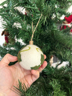 Weihnachtskugel aus Filz mit Rotkehlchen von Nacha Interior