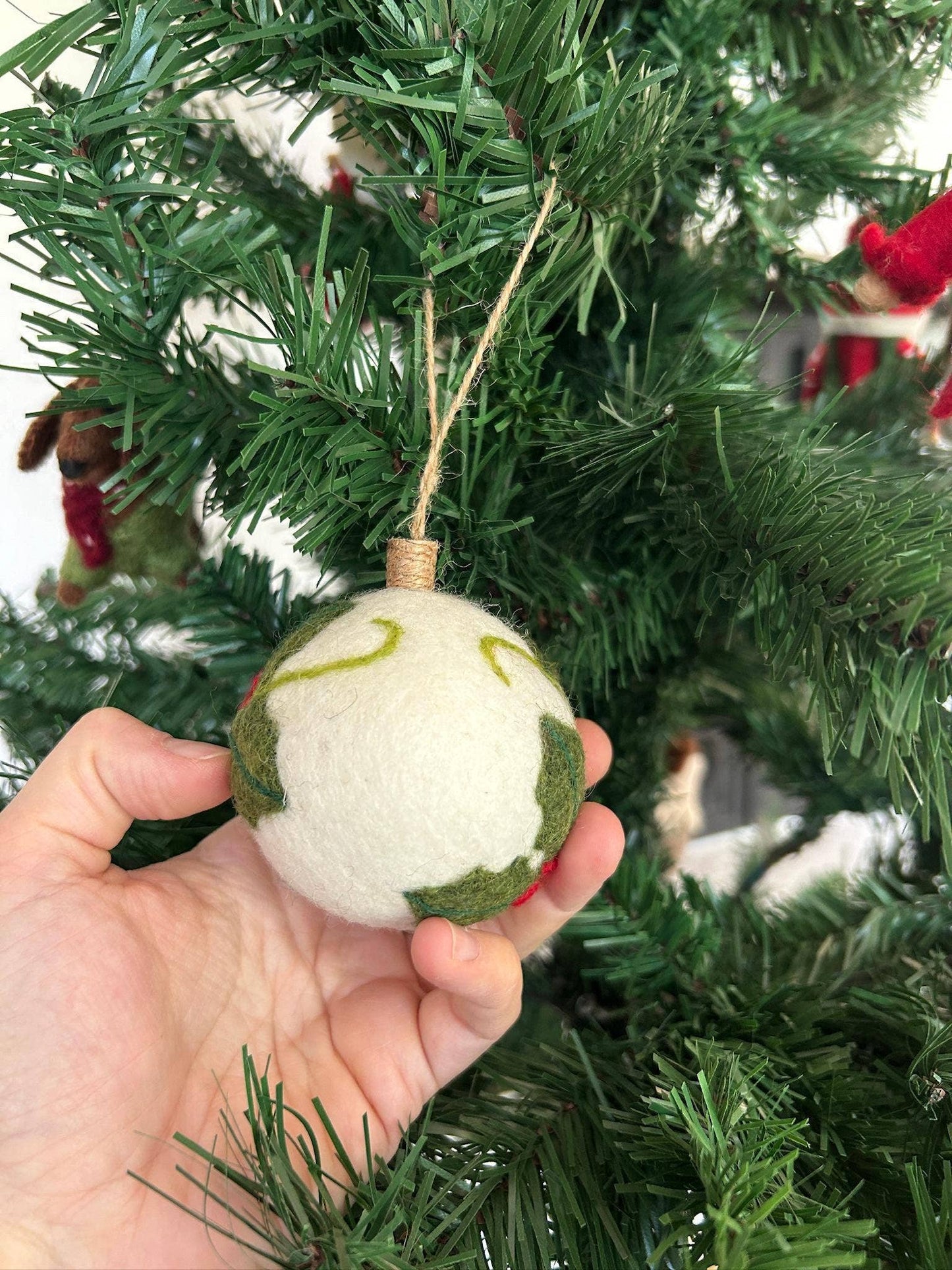 Filzdekoration - Weihnachtskugel Rotkehlchen & Stechpalme