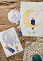 Bastelbogen Mobile Junge mit blauem Ballon von Tall Hat Tales, Junge am blauen Ballon neben einer Karte mit Mondkind