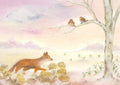 Postkarte Fuchs von Baukje Exler A6, Fuchs läuft über ein verschneites Feld, auf einem Ast sitzen zwei Rotkehlchen, am Baum blühen Schneeglöckchen
