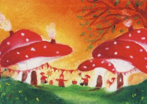 Postkarte Fest im Zwergendorf von Baukje Exler A6, Häuser aus Fliegenpilzen mit Wimpelkette, davor tanzende Zwerge, darüber Herbstlaub