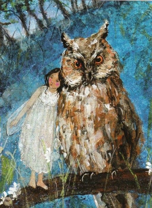 Postkarte Elfe mit Eule von Daniela Drescher A6, Elfe im weißen Kleid lehnt sich an eine große Eule auf einem Ast im blauen Nachtwald
