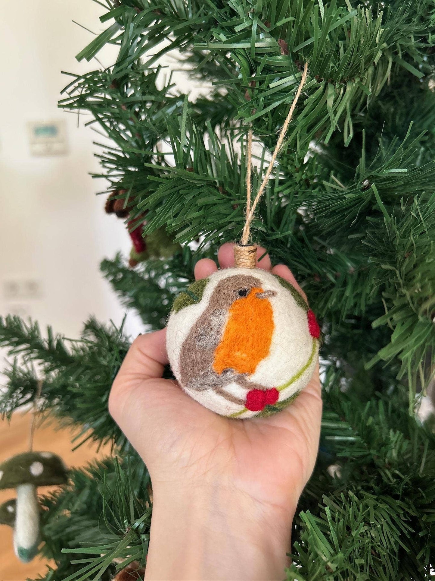 Filzdekoration - Weihnachtskugel Rotkehlchen & Stechpalme