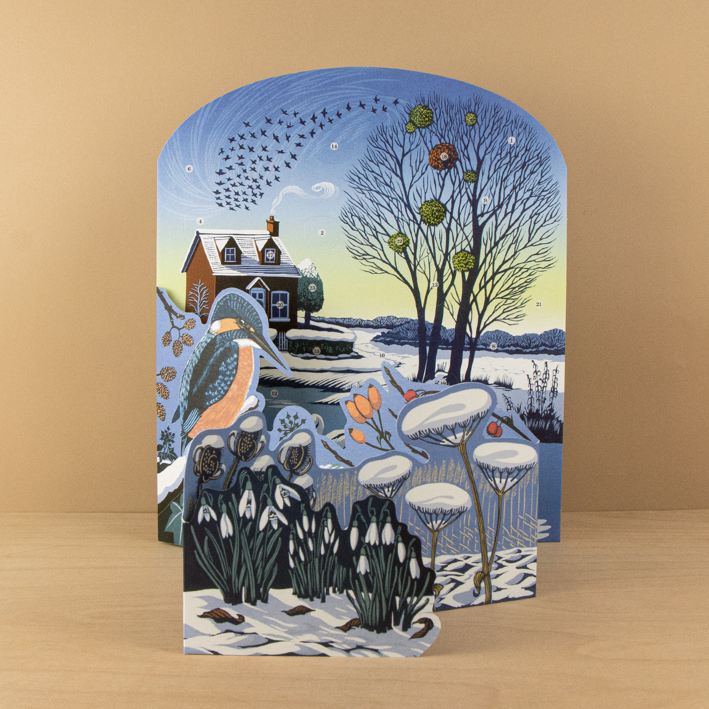 Adventskalender am winterlichen Flussufer