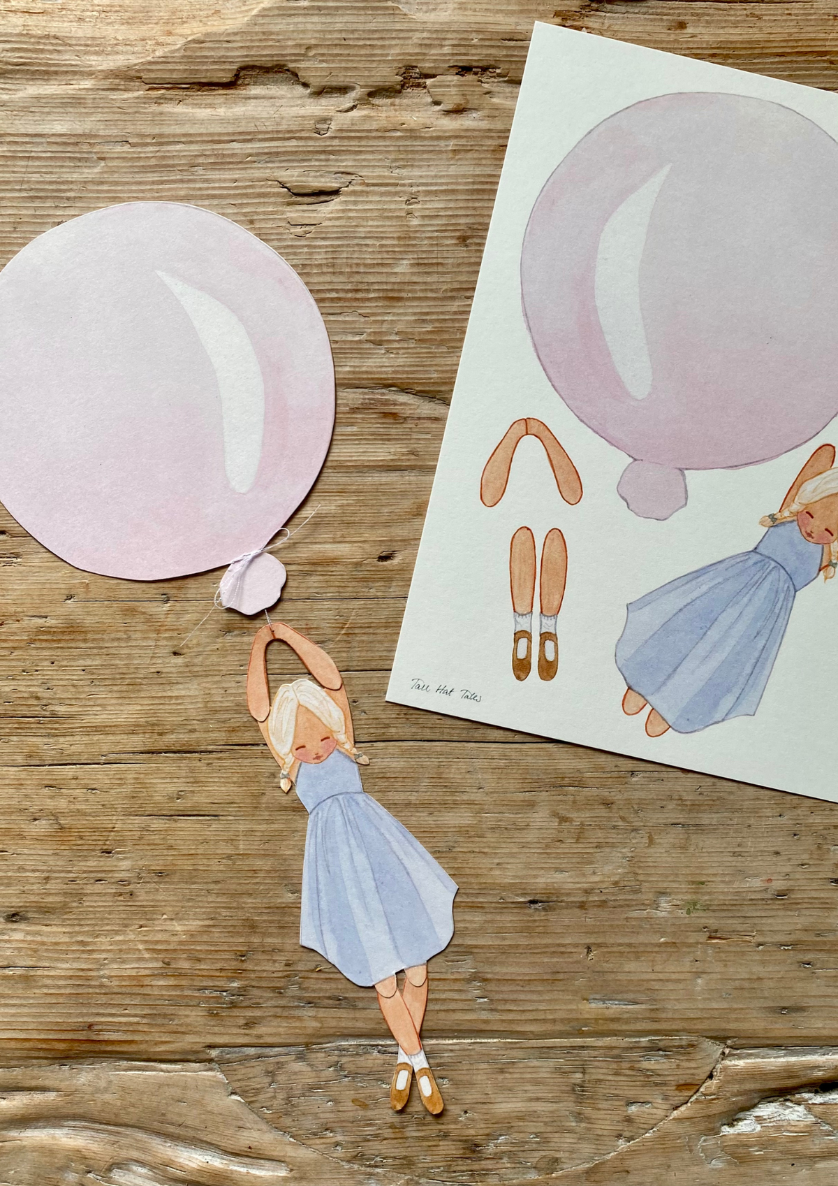 Bastelbogen Mobile Mädchen mit rosa Ballon von Tall Hat Tales, Mädchen im blauen Kleid hängt am rosa Ballon