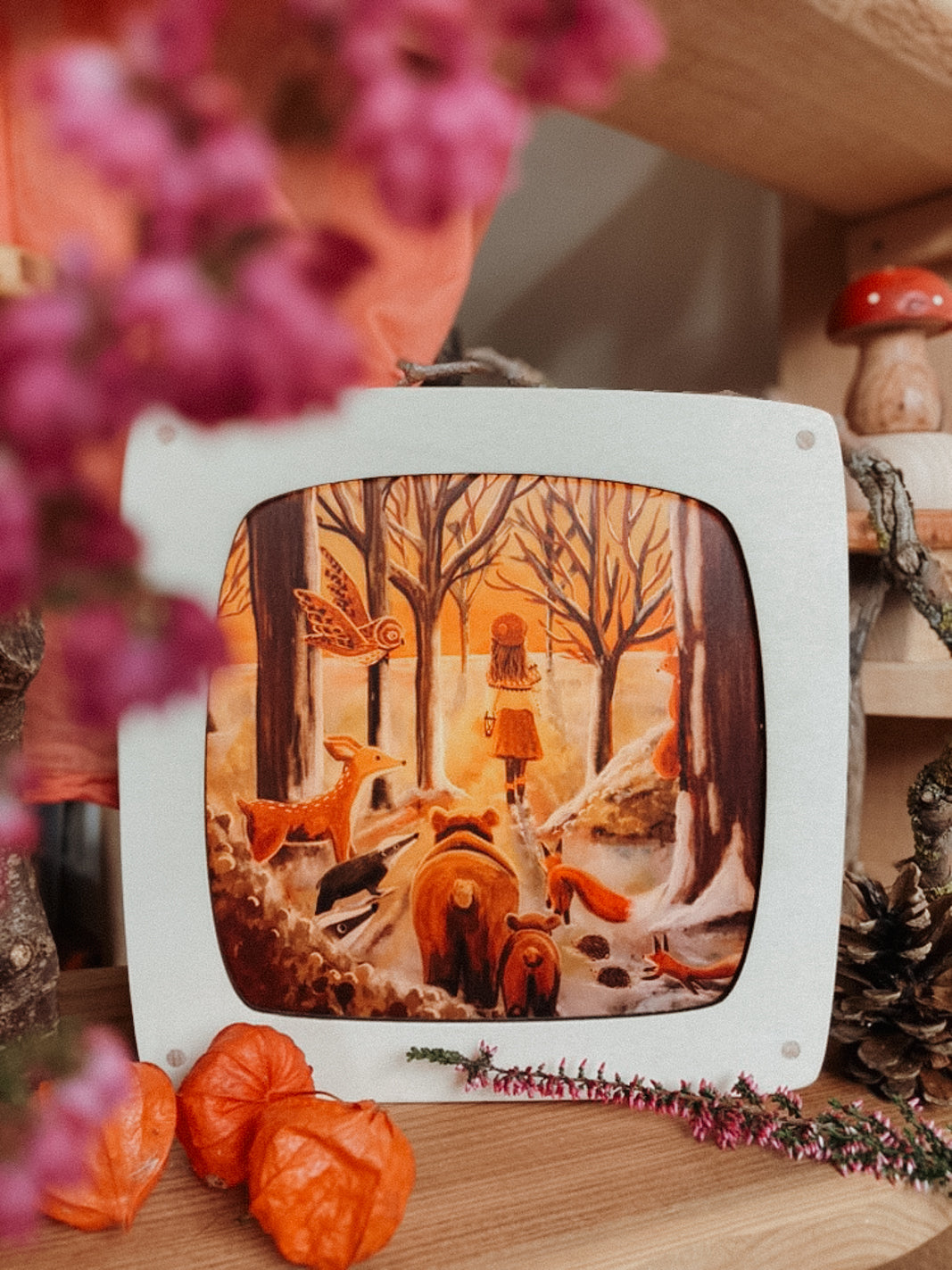 Motiv Flüstern des Waldes von Esther Bennink für die magische Lampe: Kind mit Bär, Fuchs, Reh, Dachs und Eule im verschneiten Wald bei goldenem Licht, Ansicht 2