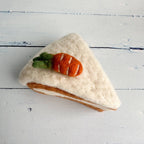 Oster-Karottenkuchenstück aus Filz von Sewing Seeds Play