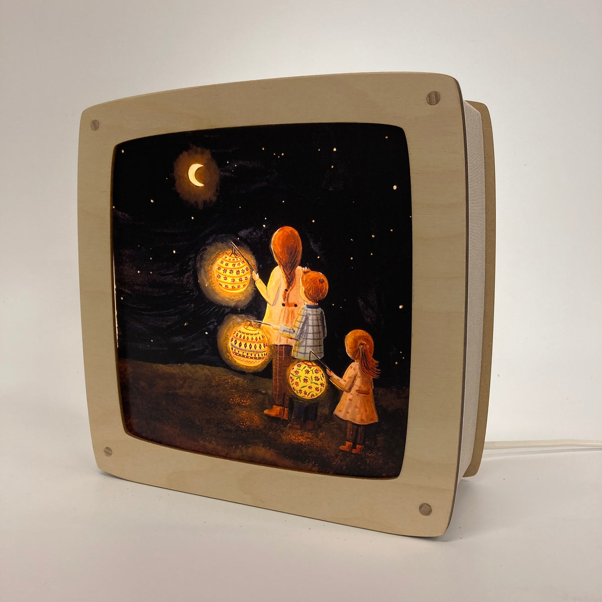 Motiv Laternen von Esther Bennink für die magische Lampe: Erwachsene Person und Kinder mit runden Laternen in der Nacht unter dem Mond, Ansicht 2