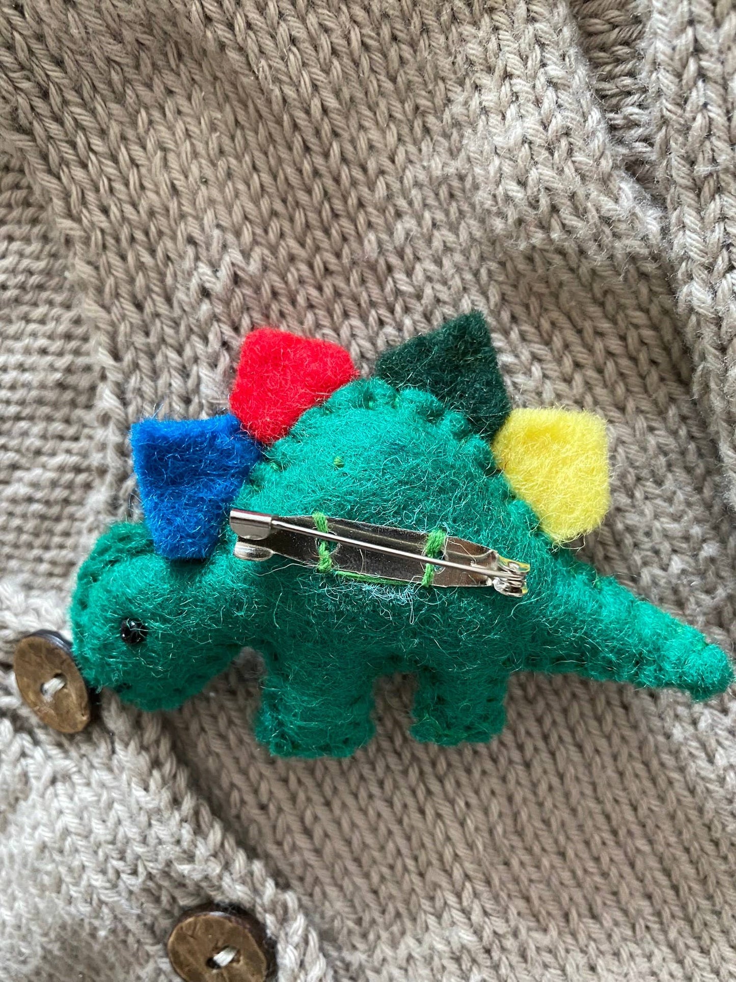 Filzanstecker - Dinosaurier Stegosaurus - dunkelgrün