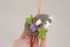 Filzanhänger Schaf mit Blumenkranz grau von Nacha Interior