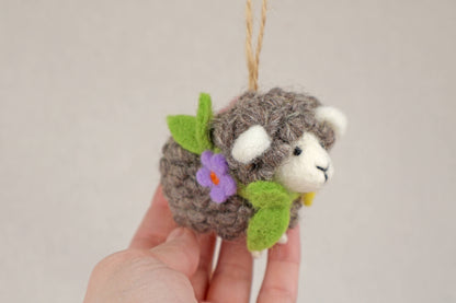 Filanzanhänger - Schaf mit Blumenkranz - grau