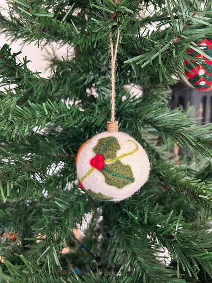 Filzdekoration - Weihnachtskugel Rotkehlchen & Stechpalme