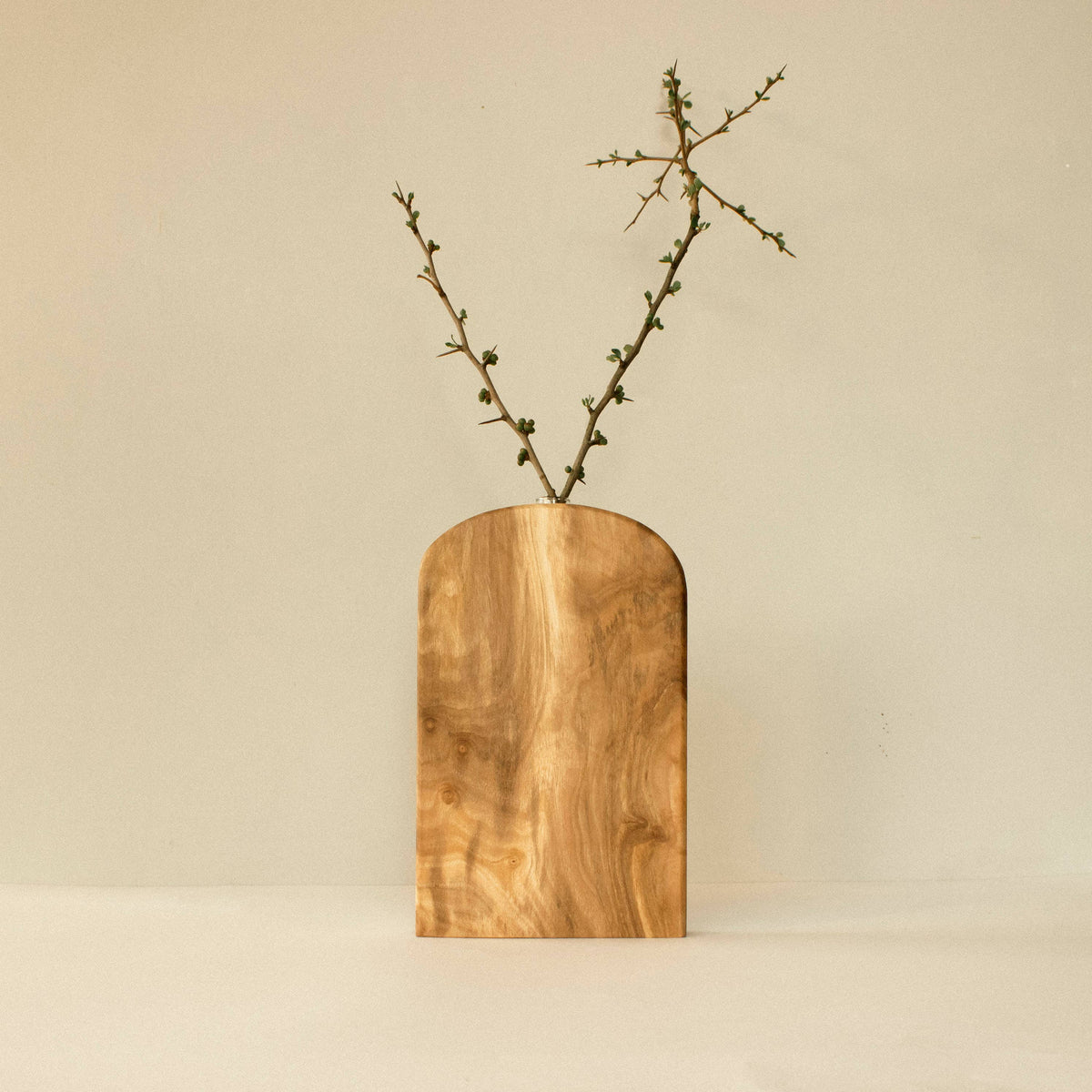 Flacher Blumenhalter Nr. 03 aus Holz von Wooden Story, 15,5 cm
