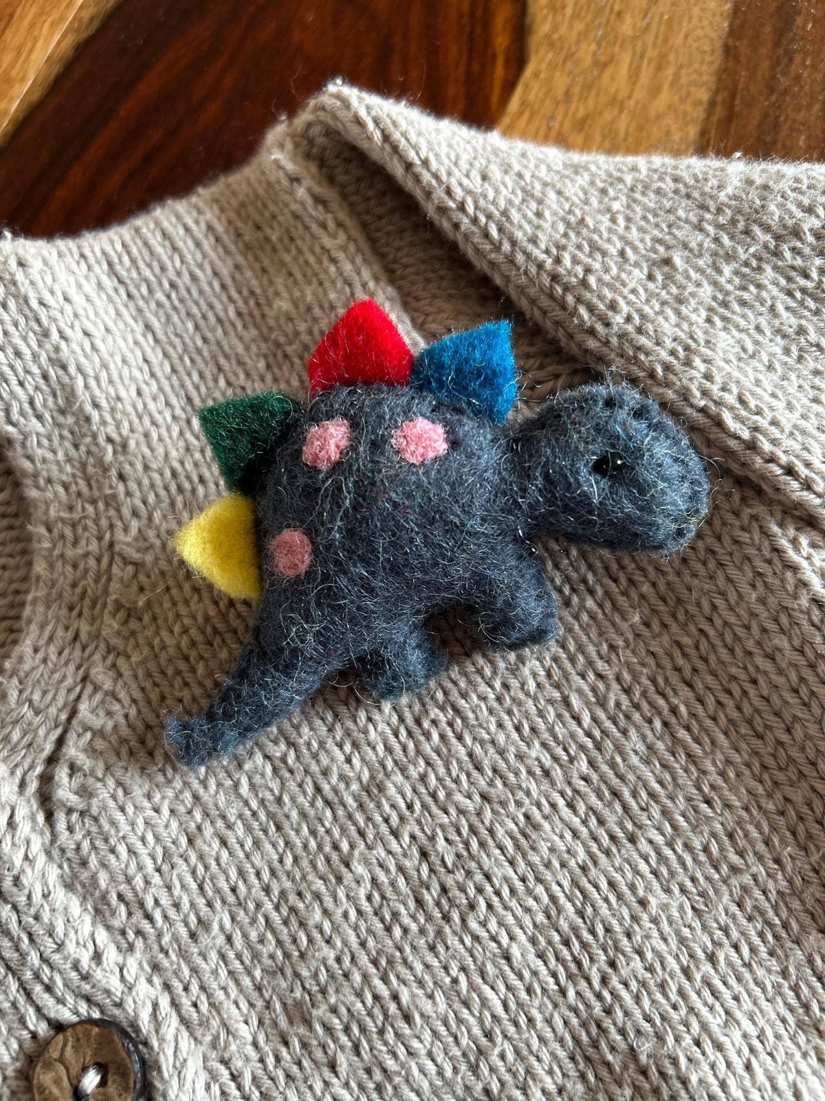 Filzanstecker Stegosaurus graublau von Nacha Interior