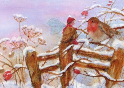 Postkarte Elfenland Rotkehlchen von Daniela Drescher A6, kleine Elfe mit roter Mütze und Rotkehlchen auf einem verschneiten Zaun mit Hagebutten