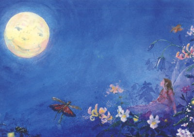 Postkarte Die kleine Elfe kann nicht schlafen – Mond von Daniela Drescher A6, lächelnder Vollmond über einer Elfe zwischen Sommerblumen in der blauen Nacht