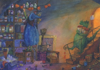 Postkarte Die kleine Zauberin von Daniela Drescher A6, Zauberin im blauen Gewand auf einer Leiter vor Regalen voller Gläser, ein grüner Drache auf der Treppe