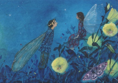 Postkarte Kleine Elfe mit Prinz von Daniela Drescher A6, zwei Elfen mit Flügeln zwischen leuchtend gelben Blüten in der blauen Nacht, ein Nachtfalter