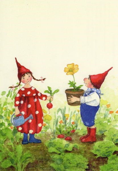 Postkarte Pippa und Pelle im Garten – Radieschen von Daniela Drescher A6, Pippa mit Gießkanne und Radieschen, Pelle mit gelber Blume im Topf im Gemüsebeet