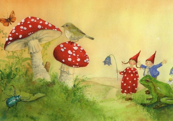 Postkarte Pippa und Pelle bei den Pilzen von Daniela Drescher A6, zwei Wichtel mit roten Mützen zwischen Fliegenpilzen, ein Frosch, ein Vogel und ein Käfer
