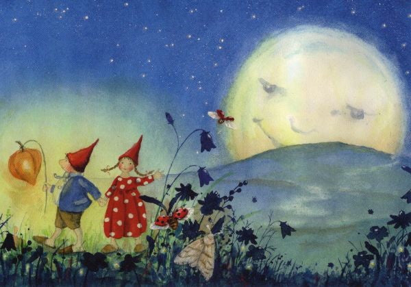 Postkarte Pippa und Pelle von Daniela Drescher A6, zwei Wichtel mit roten Mützen und einer Lampionblume nachts unter einem großen Mond, Glockenblumen am Weg
