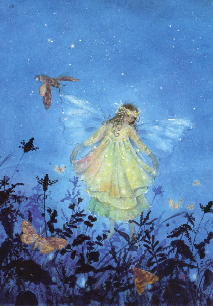 Postkarte Die kleine Elfe braucht ein neues Kleid von Daniela Drescher A6, Elfe mit Blumenkranz im leuchtenden Kleid schwebt in der blauen Nacht, Nachtfalter