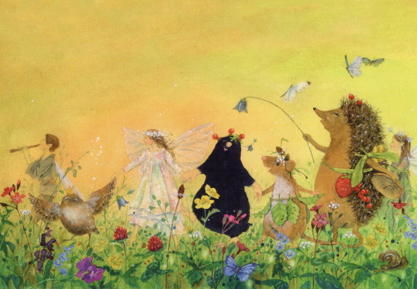Postkarte Wandertag von Daniela Drescher A6, Igel, Maus, Maulwurf, ein Vogel und eine Elfe ziehen mit Flötenmusik über eine blühende Sommerwiese