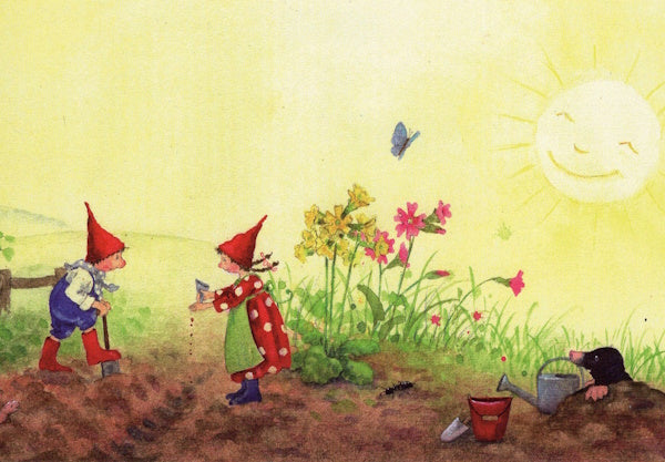 Postkarte Pippa und Pelle im Garten – Aussaat von Daniela Drescher A6, Wichtel graben und säen im Beet, Schlüsselblumen, lachende Sonne und ein Maulwurf
