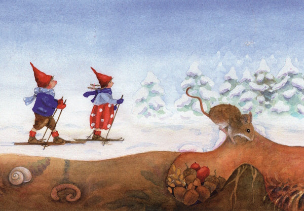 Postkarte Pippa und Pelle fahren Ski von Daniela Drescher A6, zwei Wichtel auf Skiern im Schnee, darunter eine Maus in ihrer Erdhöhle mit Wintervorrat
