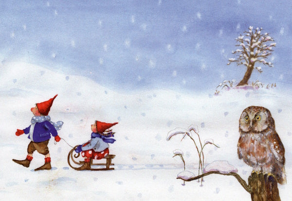 Postkarte Pippa und Pelle fahren Schlitten von Daniela Drescher A6, zwei Wichtel mit roten Mützen und Schlitten im Schnee, eine Eule auf einem Baumstumpf
