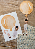 Bastelbogen Mobile Junge mit gelbem Ballon von Tall Hat Tales, Bogen und ausgeschnittener Junge am gelben Ballon auf Holz