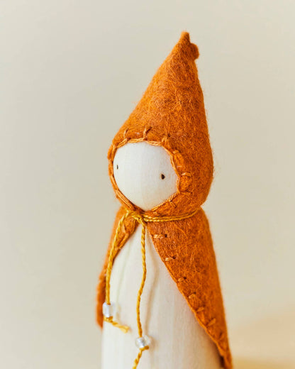 Orangener Holzgnom