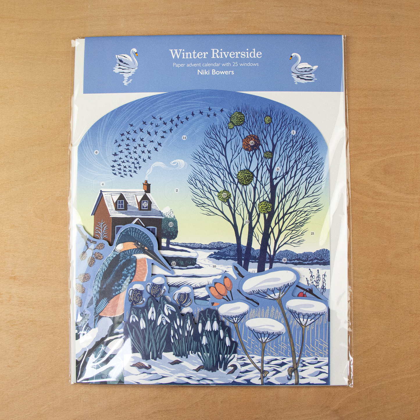 Adventskalender am winterlichen Flussufer